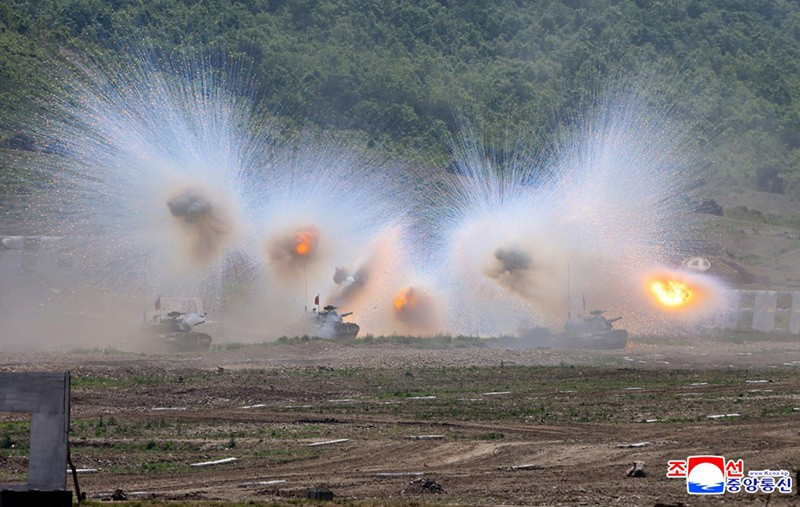chum-anh-ong-kim-jong-un-thi-sat-tap-tran-chien-thuat-0505-06.jpg