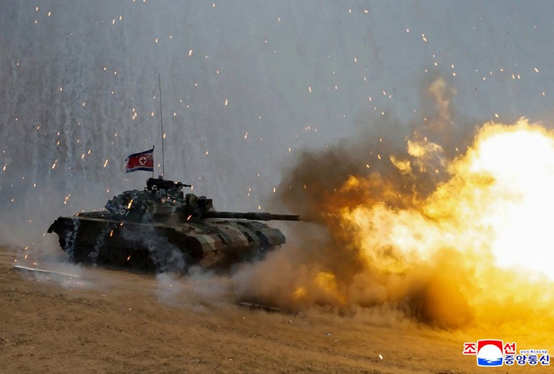 chum-anh-ong-kim-jong-un-thi-sat-tap-tran-chien-thuat-0505-09.jpg