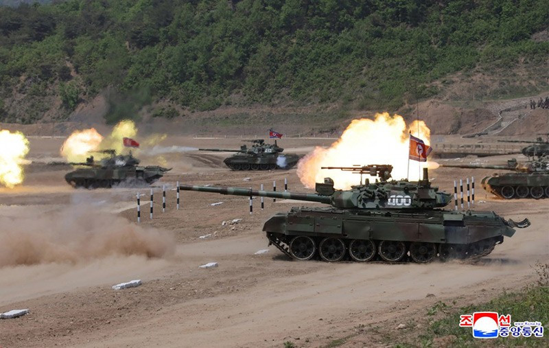 chum-anh-ong-kim-jong-un-thi-sat-tap-tran-chien-thuat-0505-011.jpg