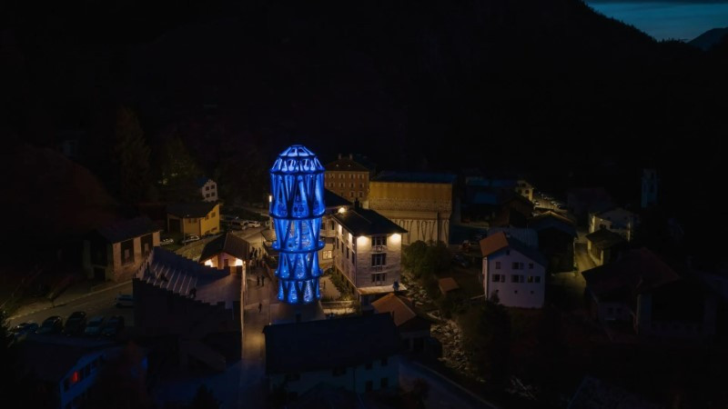 hinh-anh-thap-trang-ky-la-moc-len-giua-lang-ma-thuy-si-7.jpg