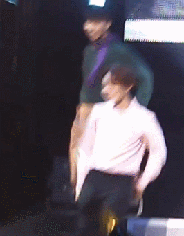 Tae Hyun và Mino hợp sức để thực hiện điệu nhảy gà bay. nhung-dieu-nhay-kho-do-cua-idol-khien-fan-phai-xau-ho-thay-5