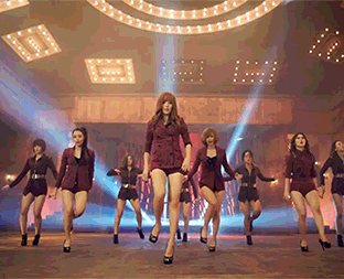 Sử dụng đôi chân thon dài trong vũ đạo cũng là cách được các nhóm nữ Kpop áp dụng triệt để. Nhóm Secret có động tác dạng chân khá sốc trong ca khúc Poison bị chỉ trích và cấm cửa vào năm 2012. 