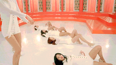 Loạt kiều nữ của 9Muses khoe chân dài qua Drama, khi lên sân khấu truyền hình vào tháng 1, họ phải chỉnh sửa động tác này.