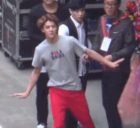 Anh quản lý phải ngăn Se Hun làm trò giữa đường. nhung-dieu-nhay-kho-do-cua-idol-khien-fan-phai-xau-ho-thay-10