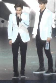 Suho luôn khiến các thành viên trong nhóm câm nín vì những động tác không giống ai. nhung-dieu-nhay-kho-do-cua-idol-khien-fan-phai-xau-ho-thay-6