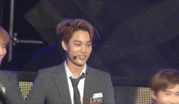 Em út Kai phải dừng những trò lố của ông anh trong nhóm lại. nhung-dieu-nhay-kho-do-cua-idol-khien-fan-phai-xau-ho-thay-8