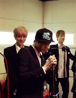 Điệu nhảy khó hiểu của Suho cũng khiến Lu Han không chấp nhận nổi. nhung-dieu-nhay-kho-do-cua-idol-khien-fan-phai-xau-ho-thay-9