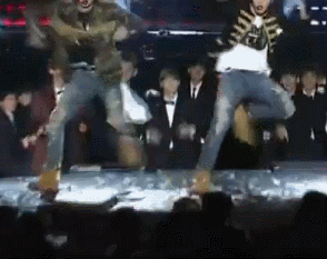 Đứng làm khán giả nhưng anh chàng vẫn nhảy nhiệt tình, thêm biểu cảm rất máu lửa. nhung-dieu-nhay-kho-do-cua-idol-khien-fan-phai-xau-ho-thay-7