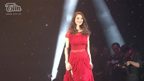 Ngọc Trinh, Linh Chi diễn catwalk như đi chợ