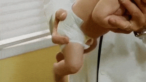 Clip: Bác sĩ Tây mách mẹ cách dỗ bé nín khóc chỉ bằng 4 động tác siêu đơn giản