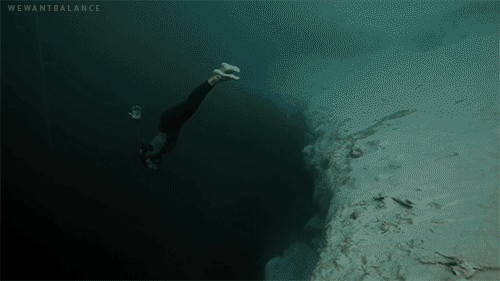 Hình ảnh thợ lặn khám phá Blue Hole (hố xanh) ở Belize.
