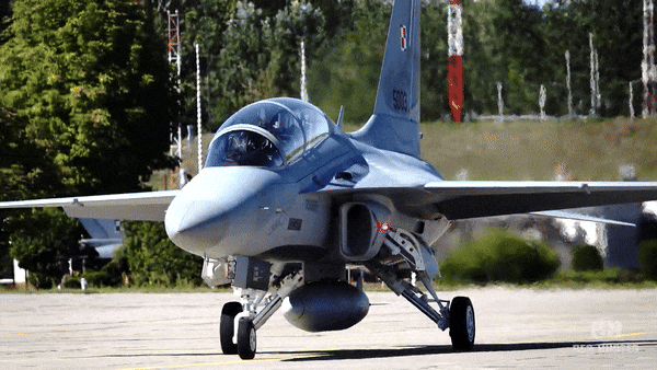 koreanaerospaceindustriesfa-50gfpolishairforce-ezgifcom-video-to-gif-converter-6702.gif