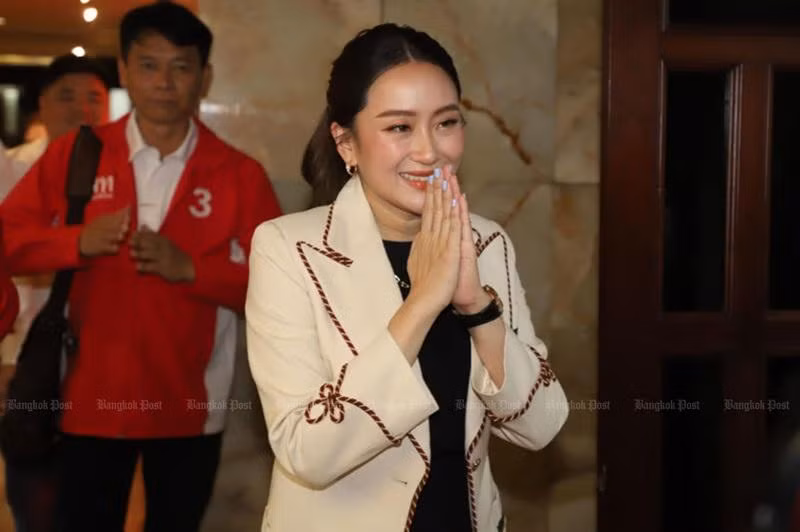Hinh-anh-con-gai-ong-Thaksin-tro-thanh-thu-tuong-tre-nhat-Thai-Lan-7.jpg