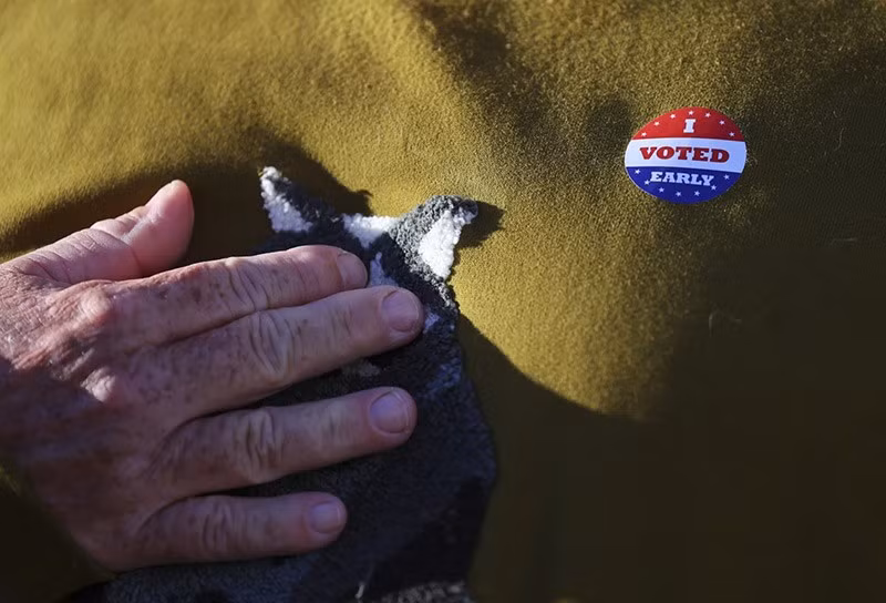 Trong cuộc vận động tranh cử tại tiểu bang Georgia, bà Harris cho biết ông Trump tập trung vào "danh sách đối thủ" của ông và nói thêm rằng bà sẽ tập trung vào "danh sách việc cần làm" của mình. khoi-dong-chang-dua-nuoc-rut-bau-cu-tong-thong-my-09.jpg