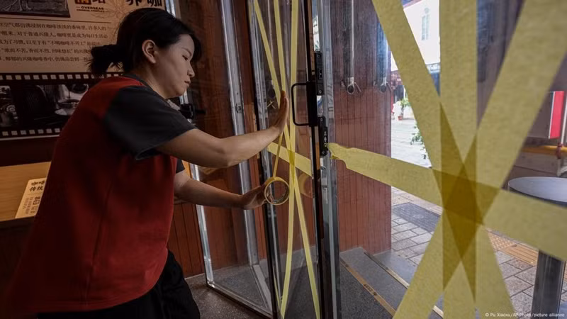 Dự báo cơn bão sẽ di chuyển về phía tây bắc với tốc độ từ 15 đến 20 km một giờ và đổ bộ dọc theo các khu vực ven biển từ Văn Xương của Hải Nam đến Lôi Châu ở tỉnh Quảng Đông từ chiều đến tối nay. Sieu-bao-Yagi--Trung-Quoc-gia-han-canh-bao-cao-nhat-2.jpg