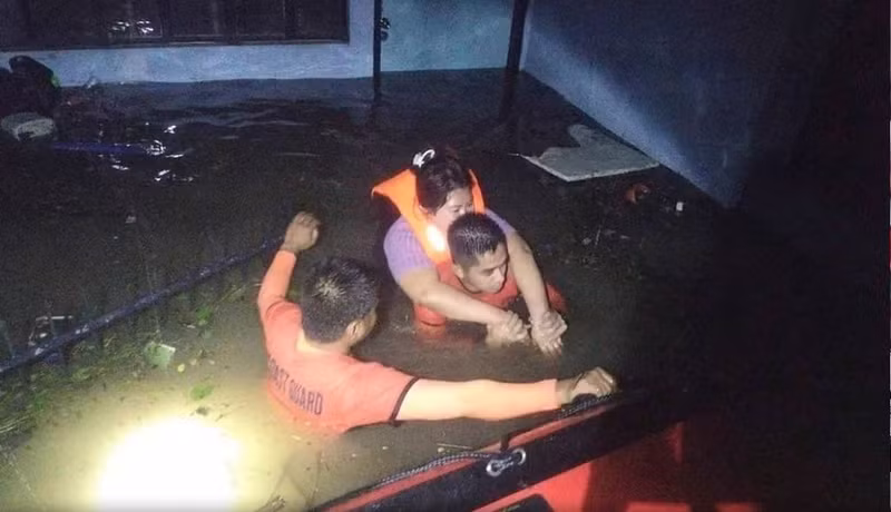 Cảnh sát cho biết tại khu vực Bicol, cách thủ đô Manila khoảng 400km về phía đông nam, lũ lụt "cao bất ngờ" đã làm phức tạp thêm các nỗ lực cứu hộ. hinh-anh-philippines-sau-khi-bao-trami-tan-cong-10-9022-2676.jpg