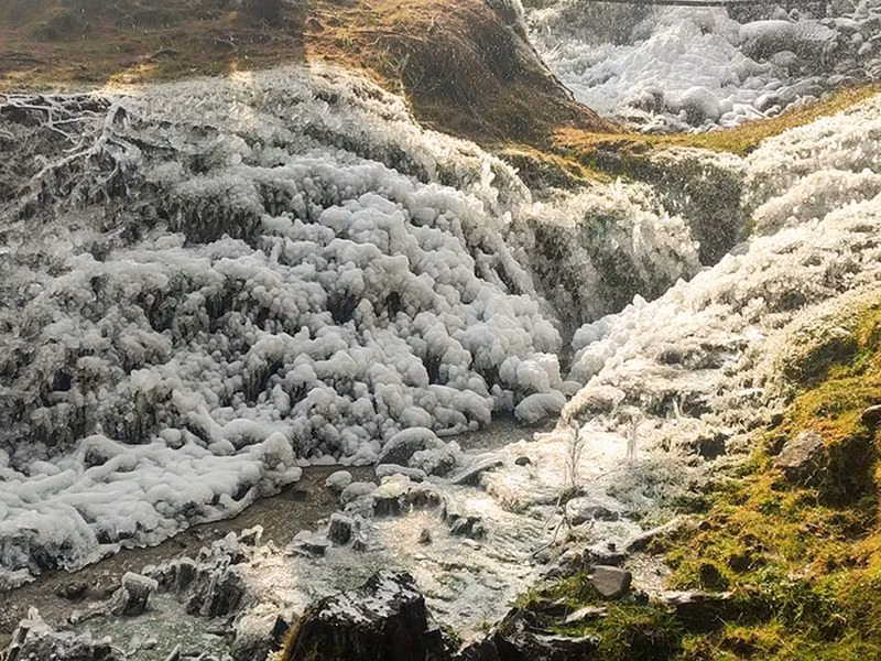 Những ngọn núi phủ đầy tuyết và thác nước đóng băng khi thung lũng chịu nhiệt độ dưới 0 độ ở Tangmarg, Baramulla. Ảnh: ANI. chum-anh-tuyet-tao-nen-xu-so-than-tien-o-mien-bac-an-do-10.jpg