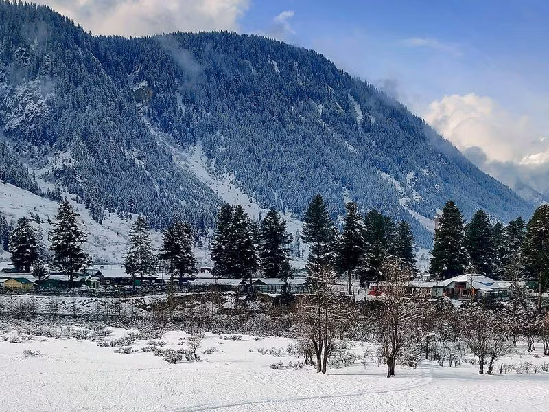 Srinagar: Khi không khí lạnh tràn qua thung lũng Kashmir, người dân tụ tập quanh đống lửa để giữ ấm trong cái lạnh khắc nghiệt và đẹp nên thơ. Ảnh: ANI. chum-anh-tuyet-tao-nen-xu-so-than-tien-o-mien-bac-an-do-1.jpg