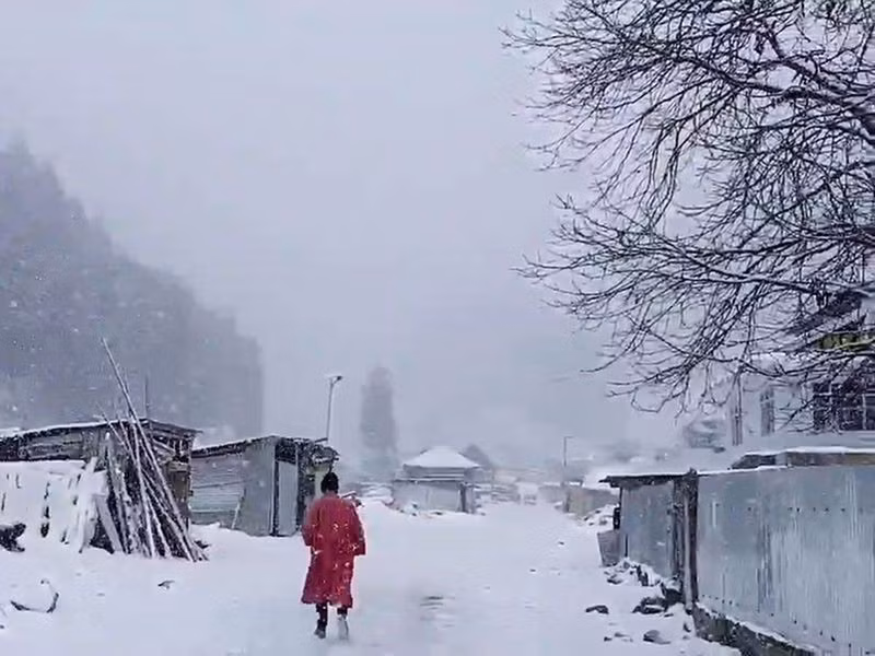 Khu vực đẹp như tranh vẽ của Srinagar, phủ đầy tuyết, mang đến một cảnh quan mùa đông tuyệt đẹp. Tuy nhiên, cái lạnh khắc nghiệt gây ra những thách thức cho cả người dân địa phương và du khách. Ảnh: ANI. chum-anh-tuyet-tao-nen-xu-so-than-tien-o-mien-bac-an-do-2.jpg