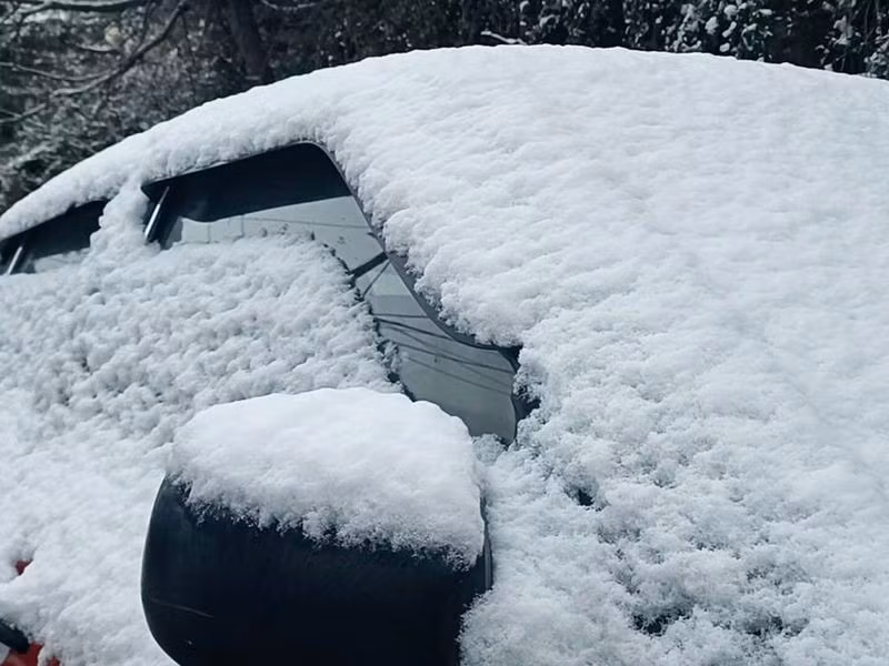 Một biển báo có dòng chữ "Chào mừng đến Sarthal" xuất hiện trên một khu vực phủ đầy tuyết sau trận tuyết rơi mới ở Kathua, Jammu và Kashmir hôm 10/12. Ảnh: ANI. chum-anh-tuyet-tao-nen-xu-so-than-tien-o-mien-bac-an-do-5.jpg