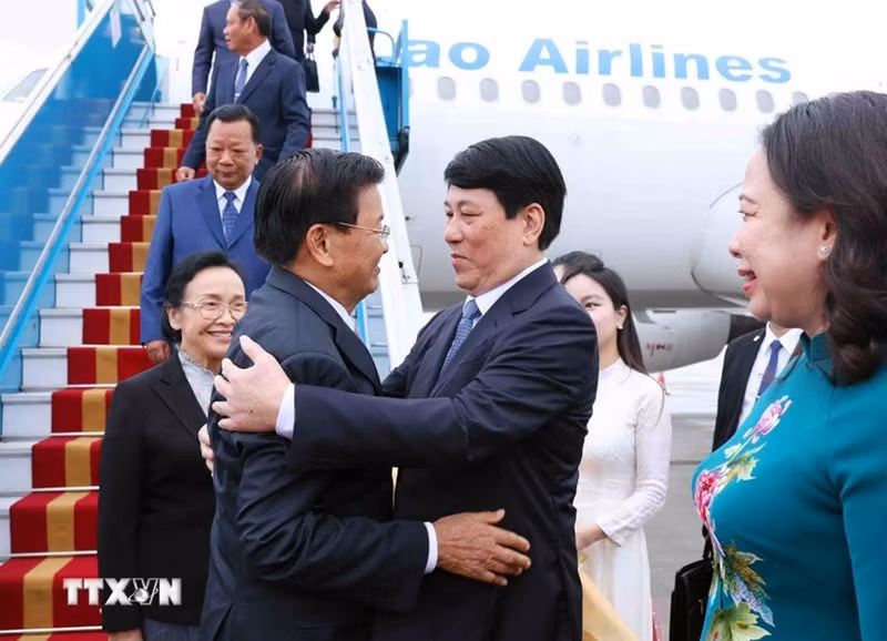 Ủy viên Bộ Chính trị, Thường trực Ban Bí thư Lương Cường đón Tổng Bí thư, Chủ tịch nước Lào Thongloun Sisoulith cùng Phu nhân tại sân bay quốc tế Nội Bài. (Ảnh: Phạm Kiên/TTXVN) tong-bi-thu-chu-tich-nuoc-lao-tham-cap-nha-nuoc-toi-viet-nam-01.jpg