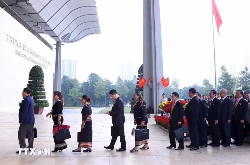 1.052 đại biểu chính thức, đại diện cho các giai cấp, các tầng lớp Nhân dân, các dân tộc, các tôn giáo, lực lượng vũ trang, người Việt Nam ở nước ngoài và cán bộ Mặt trận các cấp tham dự Đại hội. (Ảnh: TTXVN) khai-mac-trong-the-dai-hoi-x-mat-tran-to-quoc-viet-nam-014-794.jpg