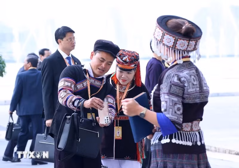 1.052 đại biểu chính thức, đại diện cho các giai cấp, các tầng lớp Nhân dân, các dân tộc, các tôn giáo, lực lượng vũ trang, người Việt Nam ở nước ngoài và cán bộ Mặt trận các cấp tham dự Đại hội. (Ảnh: TTXVN) khai-mac-trong-the-dai-hoi-x-mat-tran-to-quoc-viet-nam-015-1608.jpg