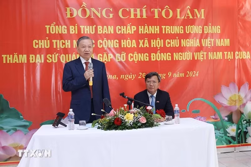 Tổng Bí thư, Chủ tịch nước Tô Lâm nói chuyện với cán bộ, nhân viên Đại sứ quán và cộng đồng người Việt Nam đang sinh sống, làm việc và học tập tại Cuba. (Ảnh: Lâm Khánh/TTXVN) tong-bi-thu-chu-tich-nuoc-to-lam-gap-mat-cong-dong-nguoi-viet-nam-tai-cuba04.jpg