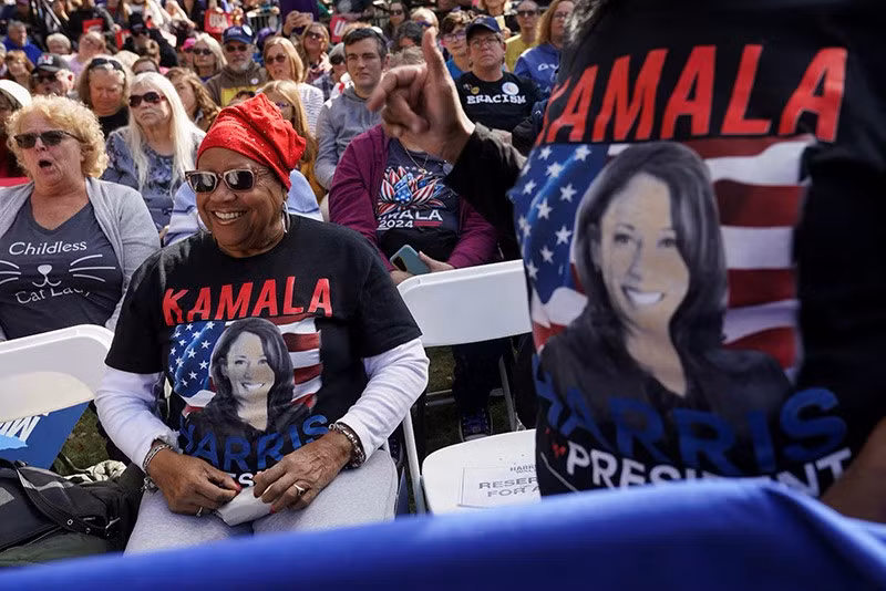 Những người ủng hộ ứng cử viên tổng thống đảng Dân chủ Phó Tổng thống Kamala Harris tham dự một cuộc vận động tranh cử tại Công viên Riverside ở Grand Rapids, Michigan, ngày 18/10. Ảnh: REUTERS. nhung-mon-do-suu-tam-chien-dich-tranh-cu-tong-thong-my-029-6091-2978.jpg