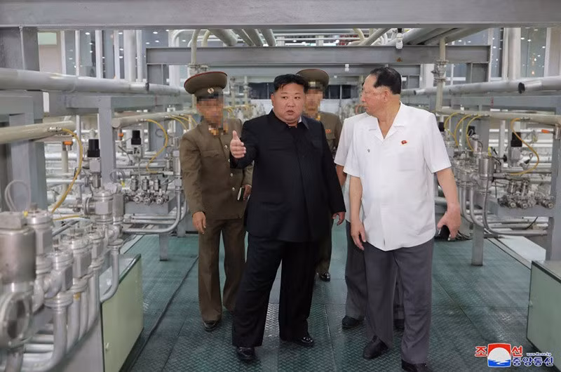 ong-kim-jong-un-thi-sat-vien-nghien-cuu-hat-nhan-02.jpg