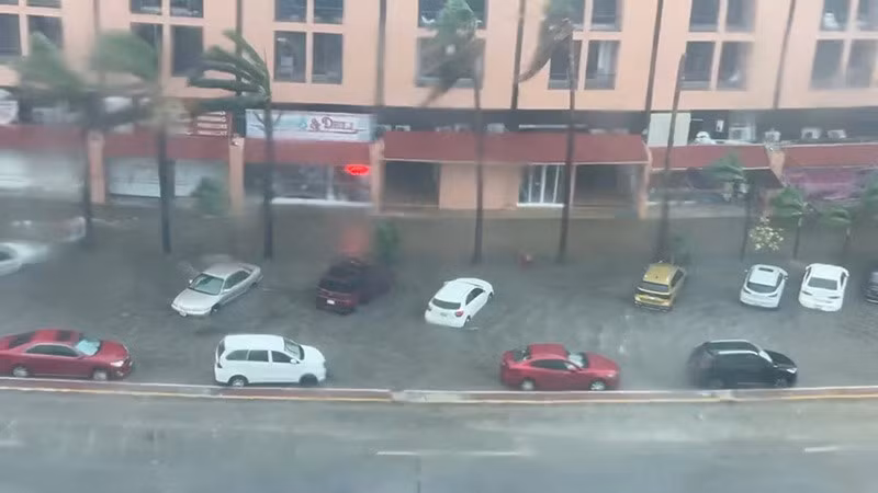 Tại Quận Pinellas, nằm trên một bán đảo được bao quanh bởi Vịnh Tampa và Vịnh Mexico, các con đường đã ngập nước. helene-hurricane-florida-08.jpg