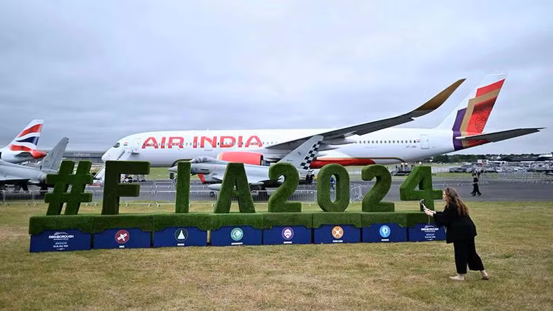 Một du khách chụp ảnh vào ngày khai mạc Triển lãm hàng không quốc tế Farnborough 2024 vào ngày 22/7 ở miền nam nước Anh. Ảnh: AFP farnborough-international-airshow-2024-01.jpg