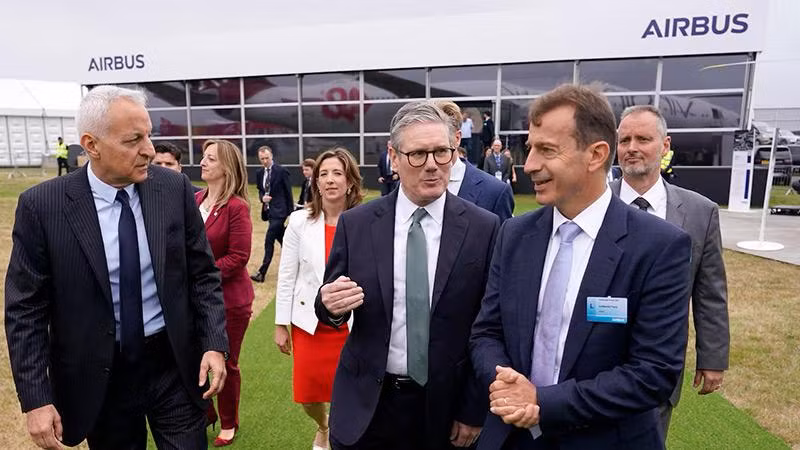 Thủ tướng Anh Keir Starmer (giữa) nói chuyện với ông Guillaume Faury (phải) - giám đốc điều hành Airbus, khi ông đến thăm triển lãm. farnborough-international-airshow-2024-02.jpg