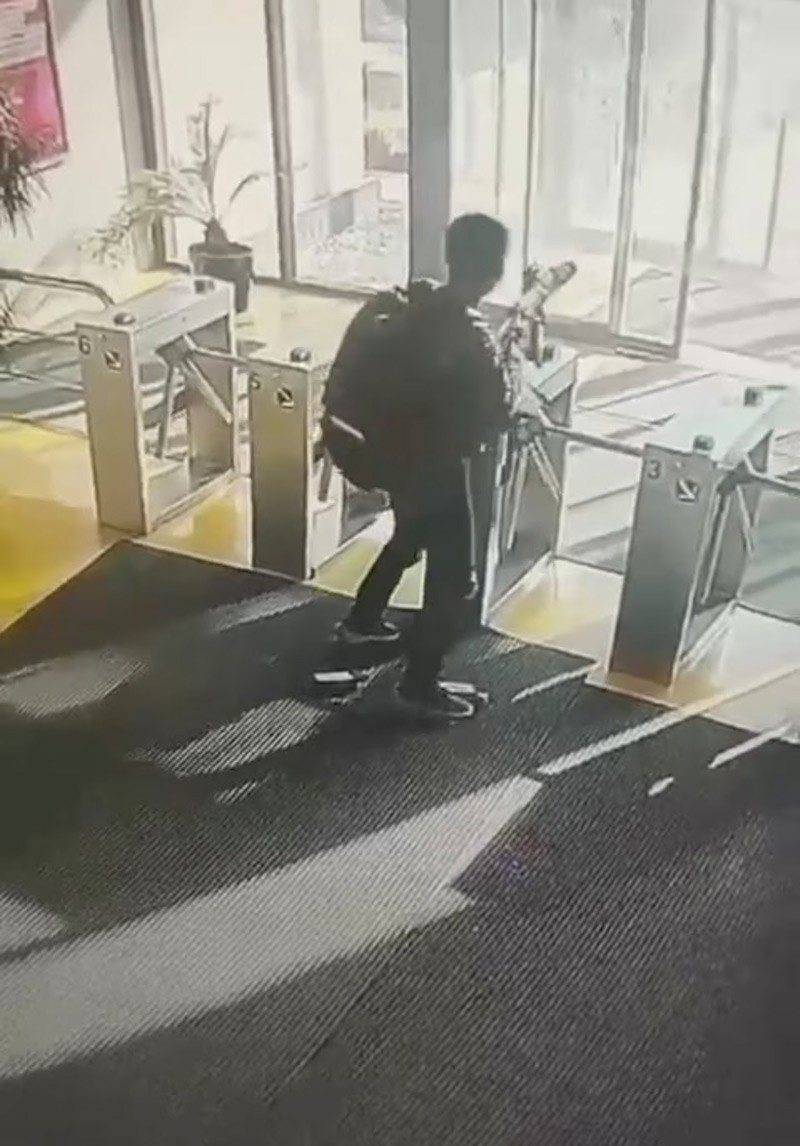 Bộ trưởng Nội vụ Ali Yerlikaya cho biết cả 2 kẻ tấn công đều thiệt mạng và có thêm 2 người bị thương đang trong tình trạng nguy kịch. Các đài truyền hình đã chiếu cảnh những kẻ tấn công có vũ trang tiến vào tòa nhà TUSAS gần Ankara. tan-cong-khung-bo-o-tho-nhi-ky-02-8612-9601.jpg