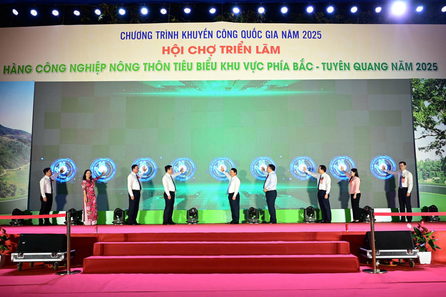 Các đại biểu thực hiện nghi thức ấn nút khai mạc Hội chợ triển lãm hàng công nghiệp nông thôn tiêu biểu khu vực phía Bắc – Tuyên Quang năm 2025. z7124848863079-3d1cea03031792a7bf2eb6e4399bfbbc.jpg