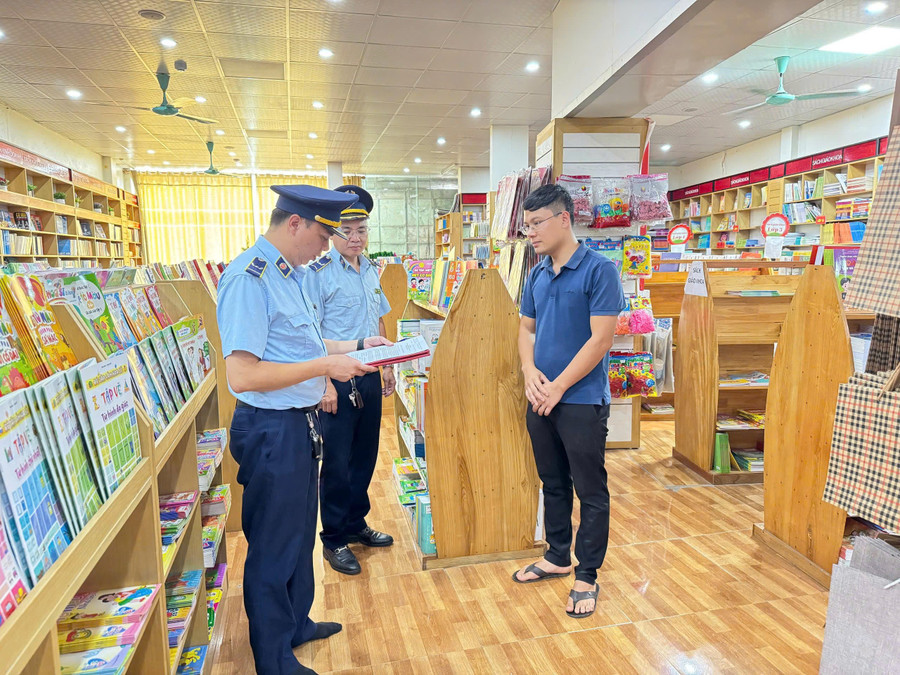 Đội Quản lý thị trường số 6 tổ chức kiểm tra chuyên đề về sách giáo khoa và thiết bị trường học trên địa bàn phường Hà Giang 1. z6996531987749-fda9554d7061092f336a848d9cf5c9de.jpg