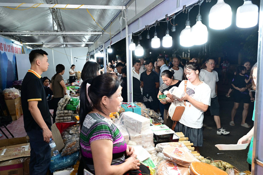Rất đông người dân và du khách hào hứng tham quan, mua sắm các sản phẩm OCOP đặc trưng của các địa phương tại Hội chợ. z7124849514649-4809688394bb6bfcd2ff9912b42a4b15.jpg