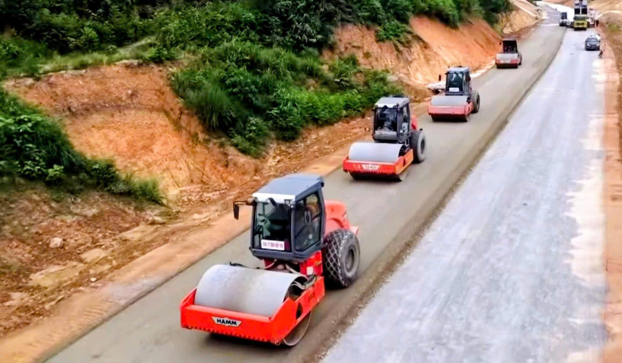 Thi công Cao tốc Tuyên Quang - Hà Giang (giai đoạn 1) qua địa bàn xã Hàm Yên, tỉnh Tuyên Quang. z7055216717642-7fceeea8762ab4ed2fabe4a26a268a6a.jpg