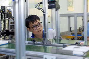 Sinh viên Trường Đại học Công nghệ Kỹ thuật TPHCM trong cuộc thi về lĩnh vực Robot, Điều khiển và Tự động hóa, tháng 7/2026. Ảnh: NTCC.