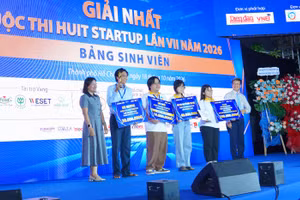 Ban tổ chức trao giải nhất ở bảng sinh viên cuộc thi HUIT Startup lần thứ VII. Ảnh: L.Nam.
