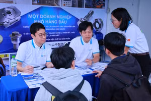 Doanh nghiệp phỏng vấn sinh viên tại ngày hội Việc làm Bách khoa năm 2026. Ảnh: NTCC.