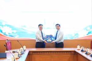Ông Nguyễn Mạnh Cường, Phó Chủ tịch UBND TPHCM (trái) trao quyết định bổ nhiệm Hiệu trưởng Trường Đại học Thủ Dầu Một cho PGS.TS. Lê Tuấn Anh. Ảnh: TDMU.