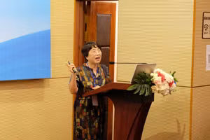 GS. Lu FuBo (Đại học Nam Khai, Trung Quốc) trình bày nghiên cứu về giảng dạy tiếng Trung Quốc quốc tế dựa trên đặc điểm ngữ nghĩa học tri nhận của tiếng Trung Quốc. Ảnh: Mạnh Tùng.