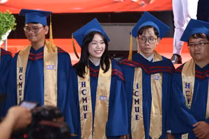 Tân cử nhân Trường Đại học Sư phạm TPHCM được trao bằng tốt nghiệp năm 2026 . Ảnh: NTCC.