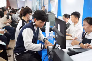Tân sinh viên khóa 2026 Trường Đại học Thủ Dầu Một (TPHCM) làm thủ tục nhập học. Ảnh: TDMU.