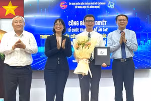 GS Phan Bách Thắng, Giám đốc Trung tâm INOMAR (thứ 2 từ phải sang) nhận quyết định tại buổi lễ. Ảnh: Hà An.