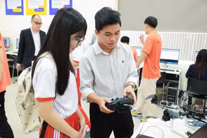 Học sinh, sinh viên trải nghiệm không gian công nghệ tại STEAMHub của Trường Đại học Lạc Hồng.