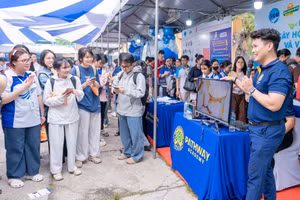 Sinh viên trải nghiệm các gian hàng tại ngày hội Hướng nghiệp và Việc làm lần 5 năm 2026.