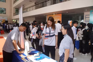 Sinh viên tham quan gian hàng tại ngày hội Kết nối nghề nghiệp ngành Tài chính - Ngân hàng (TDTU Finance Career Connect 2026). Ảnh: M.Tùng.