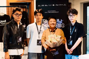 Nhóm sinh viên Quốc Hưng, Nam Sinh, Quốc Khánh cùng giảng viên hướng dẫn Hoàng Thị Cúc Phương (thứ hai từ phải sang). Ảnh: M.L 